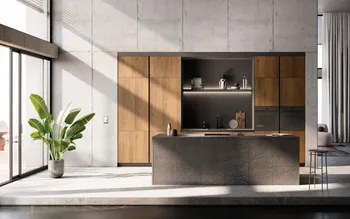 Elegante Küche mit dunkler Insel und hochwertigen Holzfronten. Modernes Küchendesign mit offenen Regalen, stilvoller Beleuchtung und großem Fenster für lichtdurchflutetes, minimalistisches Wohnen.